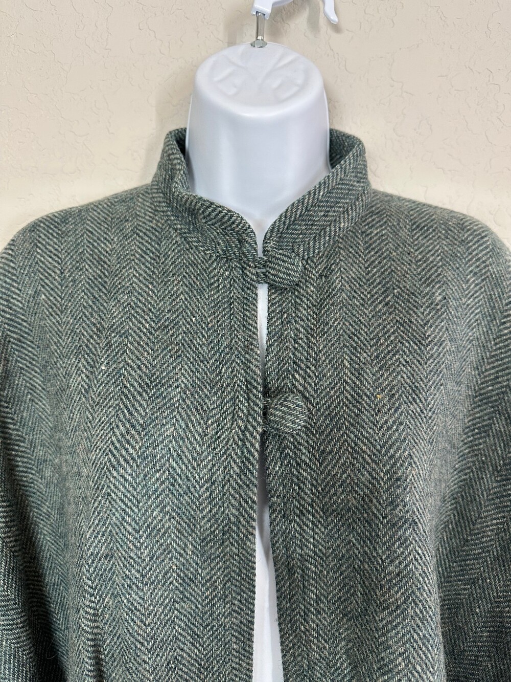 Texas Body Hangings Wool Blend Cape Poncho Herringbone Green Frog Closure Womens - Picture 4 of 13
